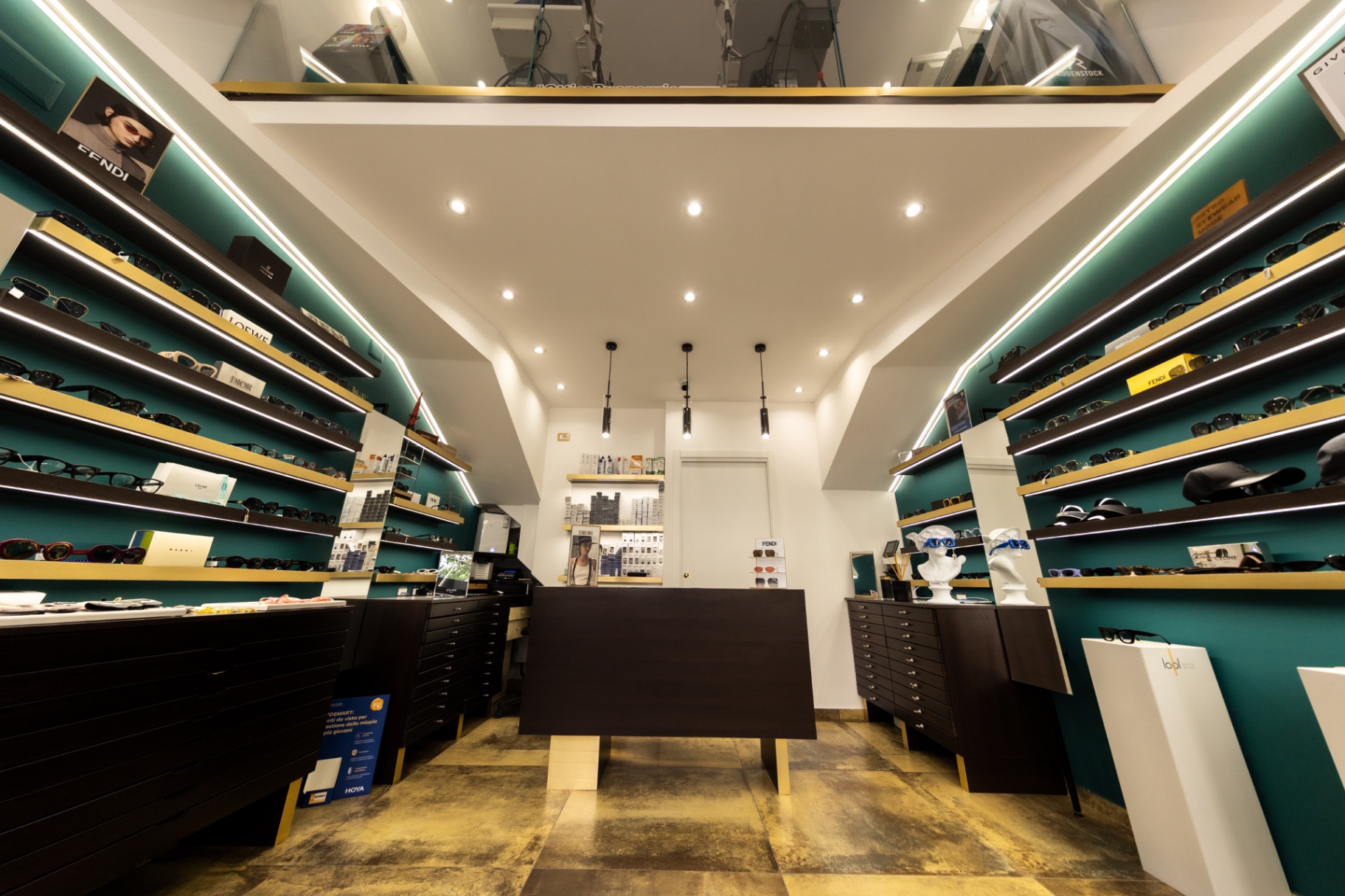 Interno Ottica Buonaurio — vista ampia con soppalco