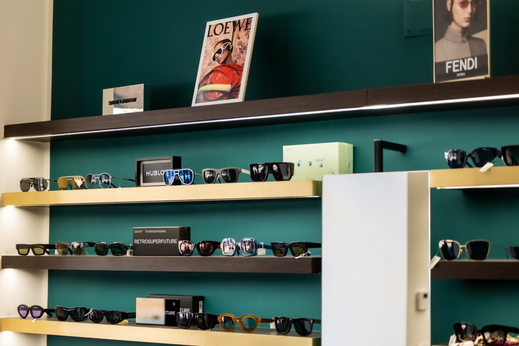 Scaffali occhiali da sole — Ottica Buonaurio Napoli